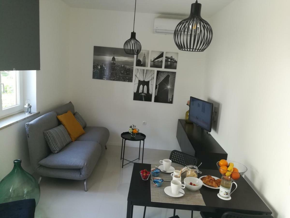 Mirela Apartment *
